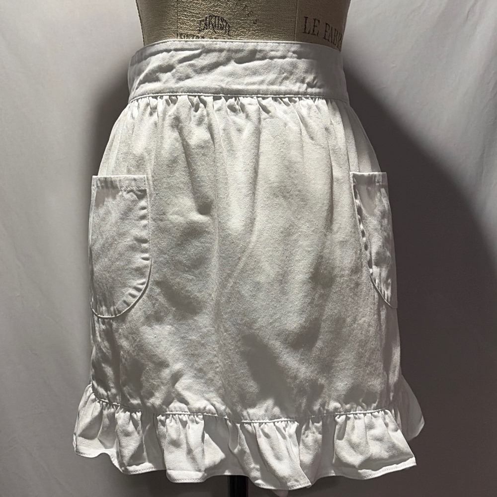 Vintage White Cotton Twill Ruffle Half Apron with Pockets Cottagecore
